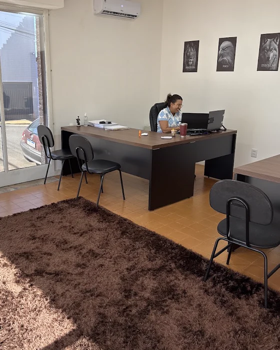 Dra. Danieli Villar em seu ambiente de atendimento